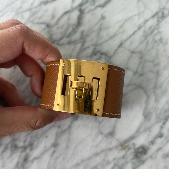 SOLD - Authentic Hermes Kelly Dog bracelet in Gold Epsom leather - Picture 1 of 6